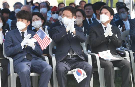 이준석 국민의힘 대표와 안철수 의원, 이철우(가운데) 경북도지사가 25일 경북 칠곡군 다부동 전적기념관에서 열린 6·25전쟁 72주년 기념 및 백선엽 장군 2주기 추모행사에 참석하고 있다.[사진=연합뉴스]