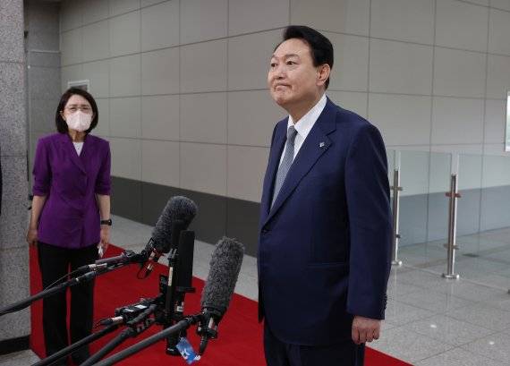 윤석열 대통령이 지난 24일 서울 용산 대통령실 청사로 출근하며 취재진 질문을 듣고 있다. (대통령실통신사진기자단) /사진=뉴시스화상