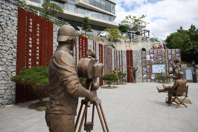 수암골은 다양한 영화와 드라마의 배경으로 등장한 곳이다. 골목 한쪽에 기념 조형물이 세워져 있다. ⓒ박준규