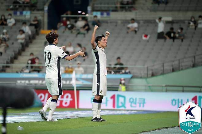 동점 골을 기록한 인천 미드필더 이명주(오른쪽). [사진 프로축구연맹]