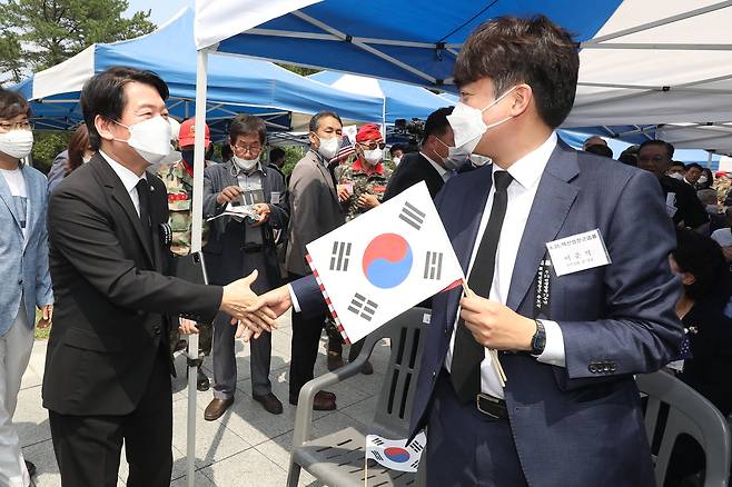 국민의힘 이준석 대표(오른쪽)와 안철수 의원이 25일 오후 경북 칠곡군 다부동전적기념관에서 열린 6.25전쟁 제72주년 '백선엽 장군 서거 2주기 추모 행사'에 참석해 인사를 나누고 있다. [뉴스1]