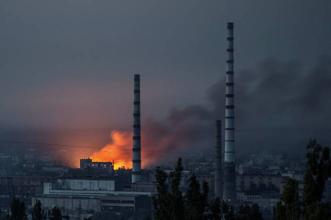 18일(현지시간) 우크라이나 동부 돈바스 지역 요충지 세베로도네츠크의 아조트 화학 공장에서 연기와 화염이 치솟고 있다. [로이터=연합뉴스]