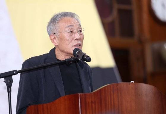 고 김지하 시인 추모제가 25일 서울 종로구 천도교 대교당에서 열렸다. 이날 황석영 작가가 추모사를 하고 있다. 2022.06.25 김상선 기자