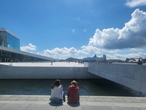 오페라하우스 앞 광장에서 지붕까지 연결되는 산책 코스. 사람들이 가장 많이 붐비는 곳이다. [사진 임승혜]
