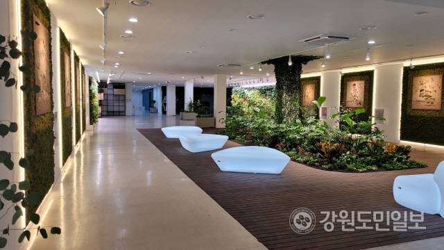 ▲ 강릉아트센터 실내정원 모습.