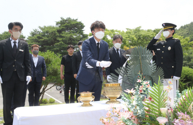 ▲ 국민의힘 이준석 대표가 한국전쟁 72주년인 25일 대전시 유성구 국립대전현충원 고(故) 백선엽 장군 묘역에서 참배하고 있다.[연합뉴스]