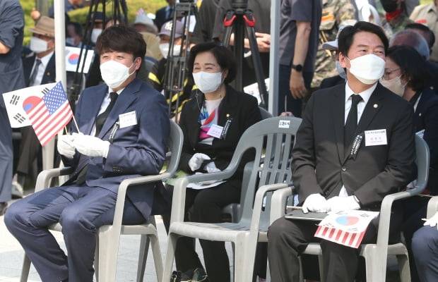 이준석 국민의힘 대표와 안철수 의원이 25일 경북 칠곡군 다부동 전적기념관에서 열린 6·25전쟁 72주년 기념 및 백선엽 장군 2주기 추모행사에 참석하고 있다. /사진=연합뉴스
