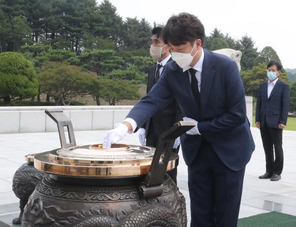 국민의힘 이준석 대표가 한국전쟁 72주년인 25일 대전시 유성구 국립대전현충원을 방문해 참배하고 있다. 연합뉴스