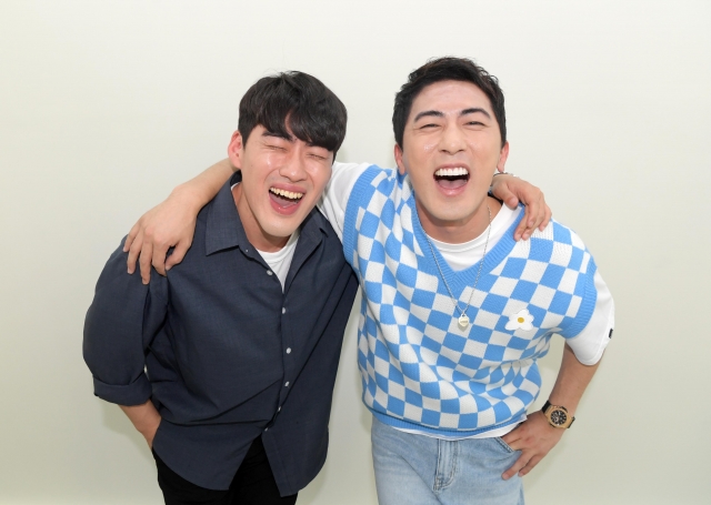 유튜브 채널 ‘숏박스’ 출연자 조진세(왼쪽)와 김원훈이 지난 21일 서울 마포구 인근에서 국민일보와 인터뷰 전 포즈를 취하고 있다. 이한형 기자.