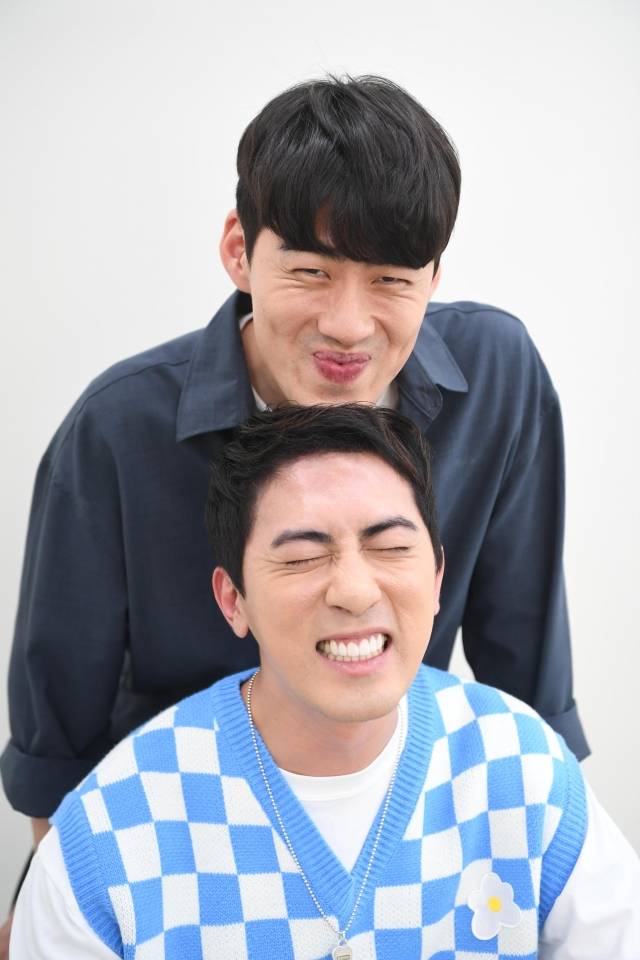 유튜브 채널 ‘숏박스’ 출연자 조진세(위)와 김원훈이 지난 21일 서울 마포구 인근에서 국민일보와 인터뷰 전 포즈를 취하고 있다. 이한형 기자.