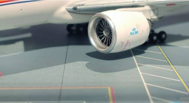 항공기 날개 밑에 있는 엔진 부분(나셀).