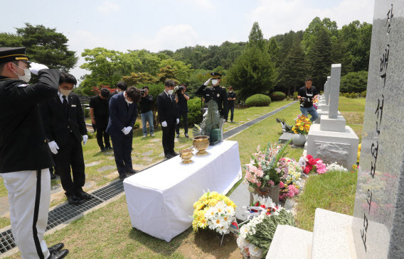 국민의힘 이준석 대표가 한국전쟁 72주년인 25일 대전시 유성구 국립대전현충원 고(故) 백선엽 장군 묘역에서 참배하고 있다. / 사진=연합뉴스