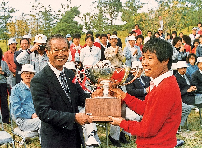 이동찬 코오롱그룹 명예회장이 1987년 30회 한국오픈 우승자 이강선 프로에게 상패를 전달하고 있다.