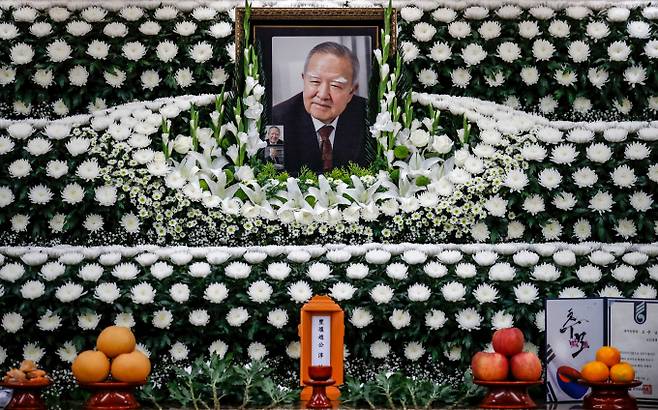 고 조순 전 경제부총리의 장례식이 이틀째 이어지고 있는 가운데 많은 인원이 빈소를 방문해 고인을 추모하고 있다. 사진은 지난 23일 오후 송파구 서울아산병원 장례식장에 마련된 조 전 부총리 빈소의 모습. /사진=뉴시스