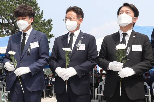 이준석 국민의힘 대표, 이철우 경북도지사, 안철수 의원(왼쪽부터)이 25일 오후 경북 칠곡군 다부동전적기념관에서 열린 6.25전쟁 제72주년 '백선엽 장군 서거 2주기 추모 행사'에 참석해 헌화하고 있다./사진=뉴스1