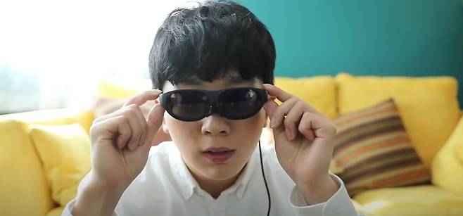 LGU+의 AR글래스 'U+리얼글래스' 사용 모습. [LG그룹 유튜브]