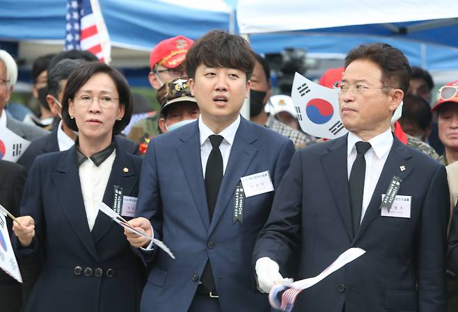 국민의힘 이준석 대표와 이철우 경북도지사. 이인선 의원(왼쪽) 등이 25일 경북 칠곡군 다부동 전적기념관에서 열린 6·25전쟁 72주년 기념 및 백선엽 장군 2주기 추모행사에 참석하고 있다. [연합]