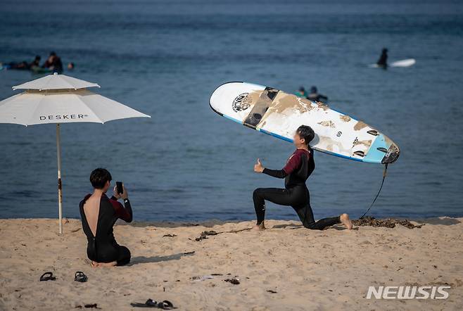 [양양=뉴시스] 정병혁 기자 = 강원 양양군 죽도해변에서 서핑을 배우는 시민들. 2022.06.25. jhope@newsis.com