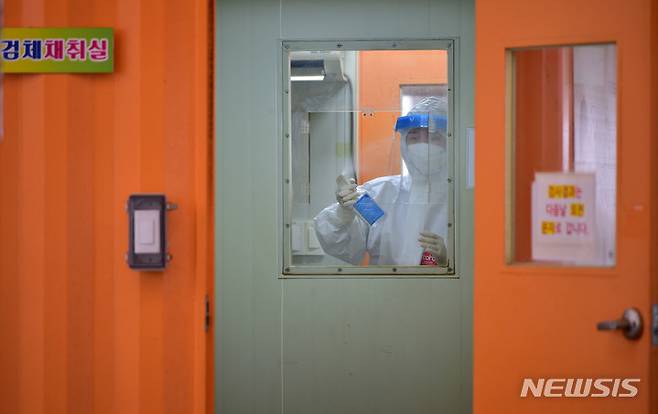 [대구=뉴시스] 이무열 기자 = 코로나19 신규 확진자가 9778명으로 집계된 14일 대구 서구보건소 선별진료소가 한산한 모습을 보이고 있다. 2022.06.14. lmy@newsis.com