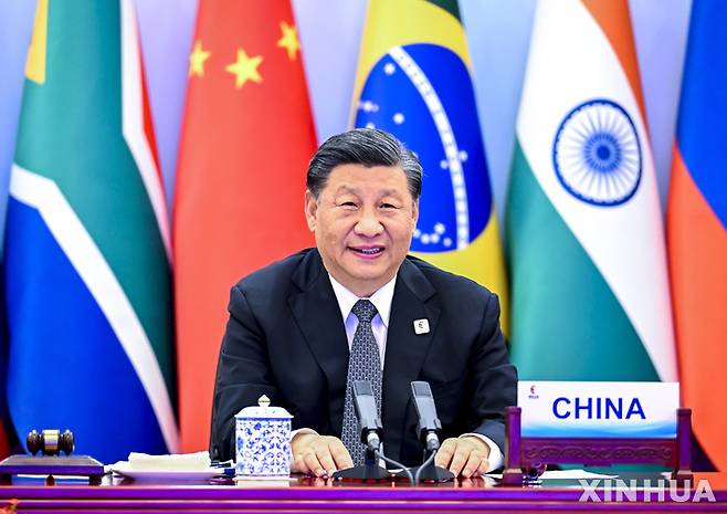 [베이징=신화/뉴시스] 시진핑 중국 국가주석이 지난 23일 베이징에서 화상을 통해 제14차 브릭스(브라질·러시아·인도·중국·남아공 등 신흥 경제 5개국) 정상회의에서 '고급 동반관계 육성 및 브릭스 협력의 새로운 여정'이라는 주제로 연설하고 있다. 2022.06.25.