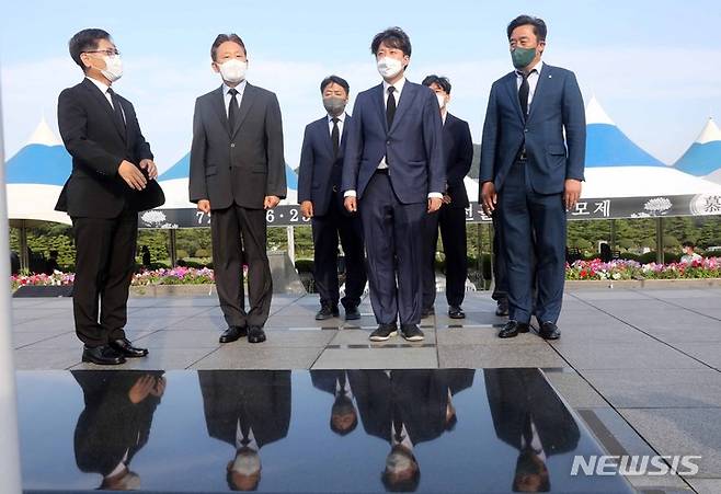 [부산=뉴시스] 하경민 기자 = 이준석 국민의힘 당 대표가 6·25전쟁 발발 72주년을 하루 앞둔 지난 24일 부산 남구 유엔기념공원은 방문, 유엔군 전몰장병묘역을 참배하고 있다. 2022.06.24. yulnetphoto@newsis.com