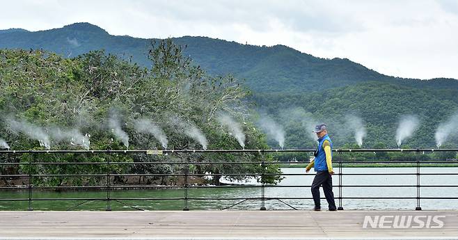 [대구=뉴시스] 이무열 기자 = 초여름 날씨를 보인 24일 오후 대구 수성못 산책로에 더위를 식혀주는 쿨링포그가 나오고 있다. 2022.06.24. lmy@newsis.com