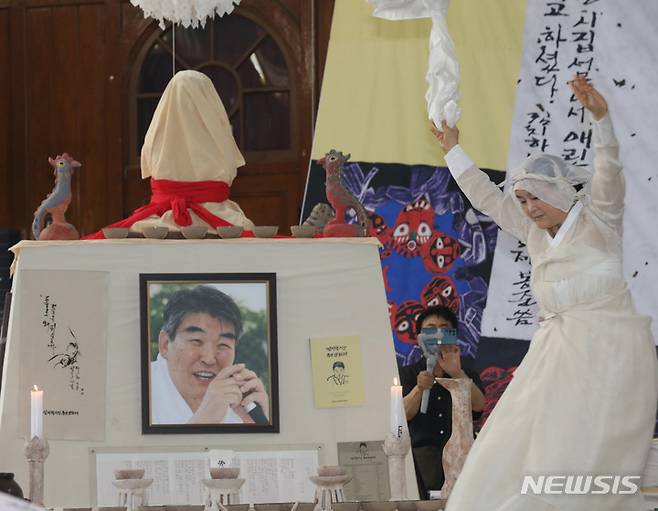 [서울=뉴시스] 조수정 기자 = 25일 오후 서울 종로구 천도교 대교당에서 열린 김지하 시인 추모문화제에서 국가무형문화재 제27호 승무 이수자 이노연 씨가 남녘땅 살풀이를 하고 있다. 2022.06.25. chocrystal@newsis.com