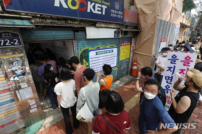 [서울=뉴시스] 조수정 기자 = 37년 전통의 평양냉면 맛집인 서울 중구 을지면옥 영업 마지막 날인 25일 영업종료 한시간을 남겨둔 오후 2시께 손님들이 줄서 기다리고 있다. 세운재정비촉진지구 3-2구역 재개발 시행사가 을지면옥을 상대로 낸 '부동산명도단행가처분'에서 법원은 1심을 뒤집고 시행사의 손을 들어줬다. 을지면옥은 새로운 장소를 찾아 이전할 계획이다. 2022.06.25. chocrystal@newsis.com