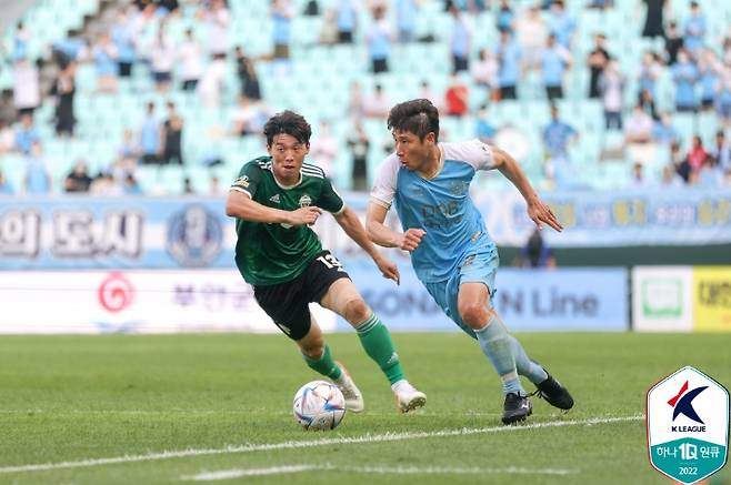 전북 현대 김보경과 경합 중인 대구FC 이근호. 한국프로축구연맹 제공