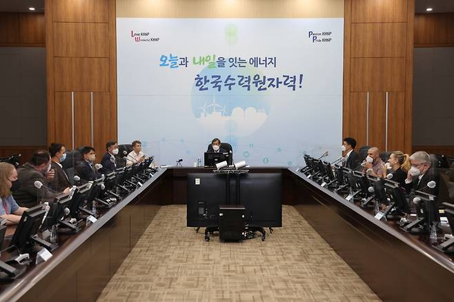 지난 20일 한수원 본사에서 정재훈 한수원 사장과 체코 언론인들이 미디어브리핑을 진행하고 있다. 한수원 제공