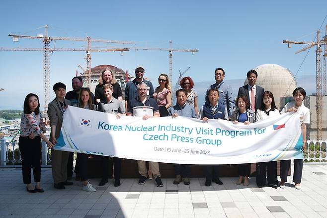 지난 21일 새울원자력본부에서 체코 언론인들이 기념촬영을 하고 있다. 한수원 제공