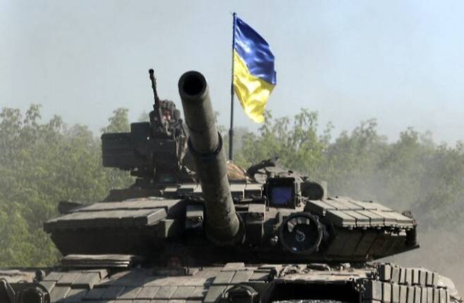 우크라이나 동부 돈바스 지역에서 러시아군과 싸우는 우크라이나군 전차가 기동하는 모습. AFP연합뉴스