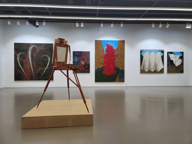 두남재아트센터의 기획전 '비 현실적 하이퍼 리얼리즘'에 선보인 이재석의 작품들.