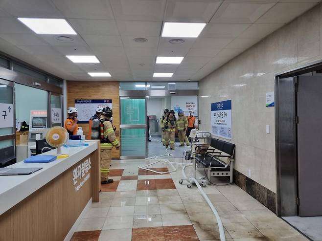 24일 부산대학교병원 응급실에서 한 환자 보호자가 방화 소동을 벌여 응급실 운영이 11시간 차질을 빚는 사건이 발생했다. ⓒ부산소방본부 제공