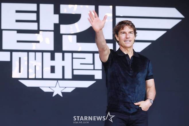 배우 톰 크루즈가 20일 오후 서울 송파구 롯데호텔 월드에서 진행된 영화 '탑건: 매버릭' 내한 기자간담회에 참석해 포즈를 취하고 있다.  전설의 전투기 조종사 '매버릭' 피트 미첼 대령이 파일럿 교육 기관인 탑건의 교관으로 복귀하면서 벌어지는 이야기를 그린 '탑건:매버릭'은 오는 22일 개봉된다. /2022.06.20 /사진=이동훈 기자 photoguy@