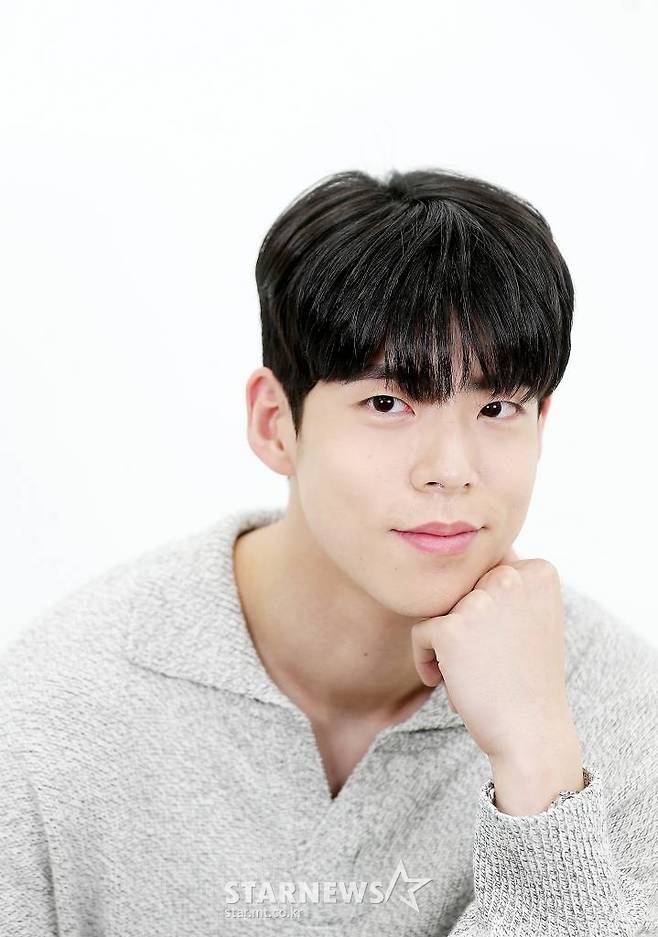 배우 최우성이 17일 오후 서울 종로구 스타뉴스 사옥에서 진행된 영화 '룸 쉐어링' 개봉 인터뷰에 앞서 포즈를 취하고 있다.  최우성은 극 중 에서 장래 펫시터가 되고 싶은 프로 N잡러 대학생 한지웅 역을 맡았다.  '룸 쉐어링'은 까다롭고 별난 할머니 '금분'(나문희 분)과 흙수저 대학생 '지웅'의 한집살이 프로젝트를 그린 영화. 오는 6월 22일 개봉한다. 2022.06.17 /사진=김창현 기자 chmt@