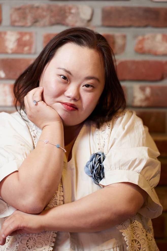 다큐멘터리 영화 '니 얼굴'의 정은혜 작가가 17일 진행된 라운드 인터뷰를 위해 포즈를 취하고 있다. 발달장애인 은혜씨가 문호리리버마켓의 인기 셀러로 거듭나며 진정한 아티스트로 성장하는 과정을 담아낸 다큐멘터리 영화 '니얼굴'은 오는 23일 개봉된다. /사진제공=영화사 진진 2022.06.17