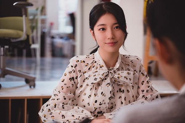 Anna is a work that depicts the story of a woman who has lived a completely different life since she started a small lie.In the amount released on this day, the process of Lee Yumi (Bae Suzy), who has been shining everywhere with his natural appearance and ability even in difficult family circumstances, has been immersed in the process of living an Annas life completely different from his own.You didnt know that time, how that lie would change your life.Lie gave birth to lies.Although the reality was a re-enrollment, he had wrapped himself up with a small lie as he got closer to the boarding house mate support (Park Ye-young), and he was once a queen car in the so-called Kyoji editorial department.Annas new name was getting bigger and bigger, and she continued to win the college community with her skills to pack herself in a narrow academic society of studying abroad.His career, which started as a lecturer at the institute, led to a college lecturer with the ability to really excavate behind false packaging, and he has accumulated his social status and reputation. He has peaked in his rise in status by marrying Ji Hoon, a successful young entrepreneur in the IT industry.Already at that time, Anna (Yumi) was in a state of hiring part-time jobs as a parent in the wedding hall, but with a big surprise that didnt blink, and his false runaway was no longer a stop.This early development of Anna, which was unfolded with inextricable suction power for 120 minutes, was drawn with high immersion with perfect hitting, screenplay, and three beats.Lee Joo-young, who has been recognized as a single rider for the first time, has re-adapted the novel Intimate Stranger by Jung Han-ah, who has captured the Korean literary world and collected topics.The director of Anna, such as overall color, camera walking, and intense music that utilizes the atmosphere of the work, has done 120% of my share.Here, major actors such as Jung Eun-chae, Kim Joonhan and Park Ye-young, including Bae Suzy, also filled Anna with colorful and richness through amazing acting transformation.In particular, Bae Suzy, who said at the time of the production presentation, I was burdened but I was more confident, proved why he had to be Anna with his deep-seated performance, which was significantly different from the previous one.Bae Suzy, who transformed into Anna, and the colorful fashion that Hyunju, the main character of superior life, showed was also noteworthy.Yumi, who longed for the life of Hyunju, who was surrounded by luxury goods, showed the overhang wall hanger showing the proposition that clothes are only help in the feast of all kinds of fakes (on the stage setting) after awakening and showed the essence of pretty, adding fun to Anna.Jung Eun-chae, Kim Joonhan and Park Ye-young also filled Anna with solid acting.In particular, Jung Eun-chae has expressed his natural virtue and expressed his enthusiasm for character, which has been superior since the day.An Acting One-Two punch that he will show with Anna (Yumi) when he meets again with his life and thieves is expected.