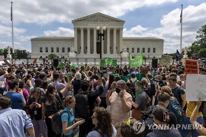 미국 연방대법원 앞에 모인 시위대 [UPI=연합뉴스]