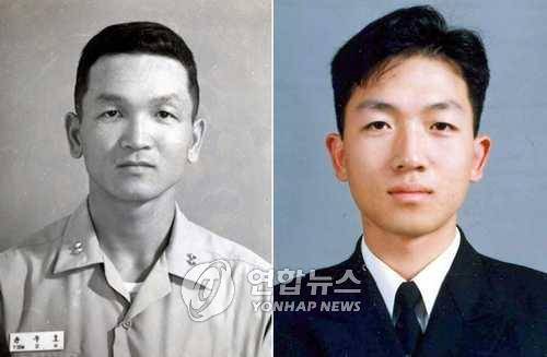 해사 출신 부자의 조국수호  (인천=연합뉴스) 제2연평해전에서 전사한 윤영하 소령(오른쪽)과 아버지 윤두호(왼쪽)씨의 해군 장교 시절 사진. 해군사관학교 18기인 아버지 윤씨는 50기인 아들의 32년 선배다. 
[연합뉴스 자료 사진]
