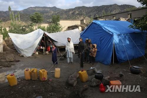 강진이 발생한 아프간 파크티카주의 마을에 설치된 천막. [신화 연합뉴스 자료사진. 재판매 및 DB 금지]