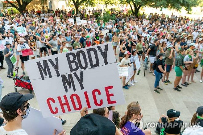 낙태 금지에 반대하는 텍사스 주민들 (오스틴 AFP=연합뉴스) 24일(현지시간) 낙태권 보장 판례를 뒤집은 미 연방대법원 판결 이후 텍사스주 오스틴 연방법원청사 앞에서 시민들이 낙태 금지에 반대하는 시위를 벌이고 있다. 2022.06.24