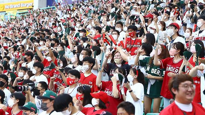 인천 SSG랜더스필드에서 열띤 응원을 펼치는 1만7천명 관중 [SSG 랜더스 제공. 재판매 및 DB 금지]