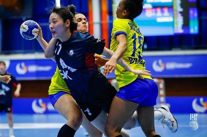 브라질과 경기에서 공격을 시도하는 연지현 [국제핸드볼연맹 인터넷 홈페이지 사진. 재판매 및 DB 금지]