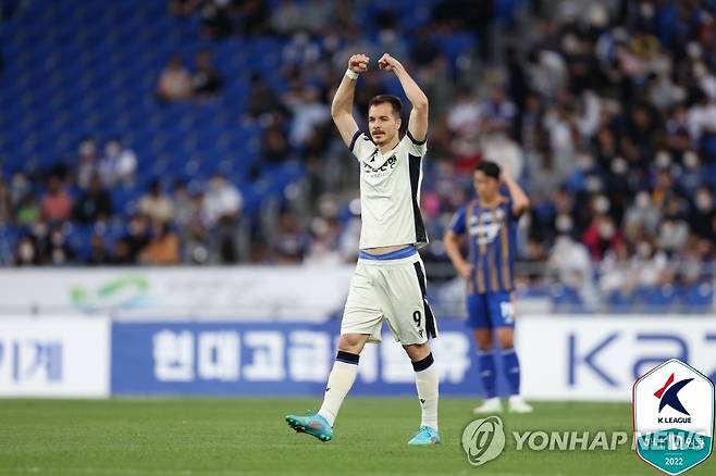 스테판 무고사의 골 세리머니 [한국프로축구연맹 제공. 재판매 및 DB 금지]