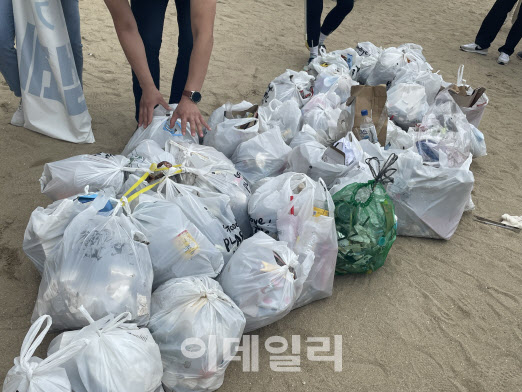 25일 부산 광안리에서 열린 ‘전국 해변 줍깅’ 캠페인에서 참가자들이 수거한 쓰레기. 이날 50여명의 참가자가 주운 쓰레기의 양은 총 68㎏에 달했다.(사진=공지유 기자)