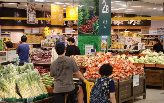 ▲서울 시내 대형마트에 소비자들이 농산물 판매대를 살펴보고 있다. (사진=연합뉴스)