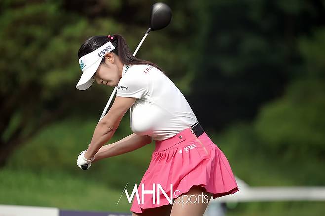 안소현이 10번홀에서 강력한 다운스윙으로 티샷을 날리고 있다. ⓒMHN스포츠 박태성 기자