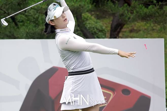 박결이 1라운드 11번 홀에서 오른손 그립을 놓은채 컨트롤하며 공이 날아가는 모습을 지켜보고 있다. ⓒMHN스포츠 박태성 기자