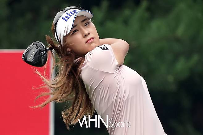 공동 3위를 달리고 있는 윤이나가 1번홀에서 티샷을 날리고 있다.ⓒMHN스포츠 박태성 기자